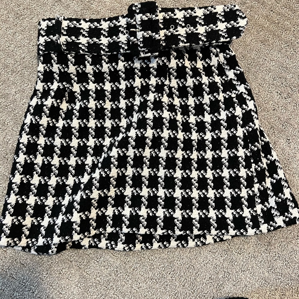 Zara mini skirt with belt size medium, black and white